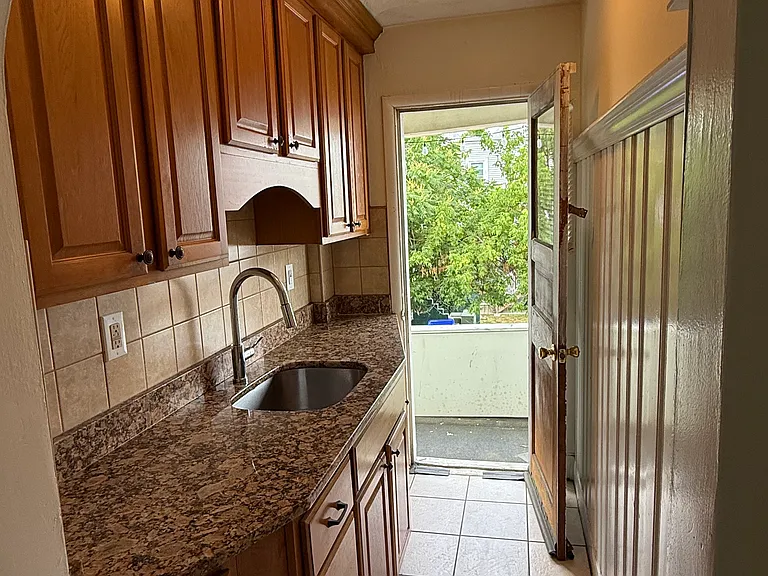 87 Penn St #2R — Photo 4