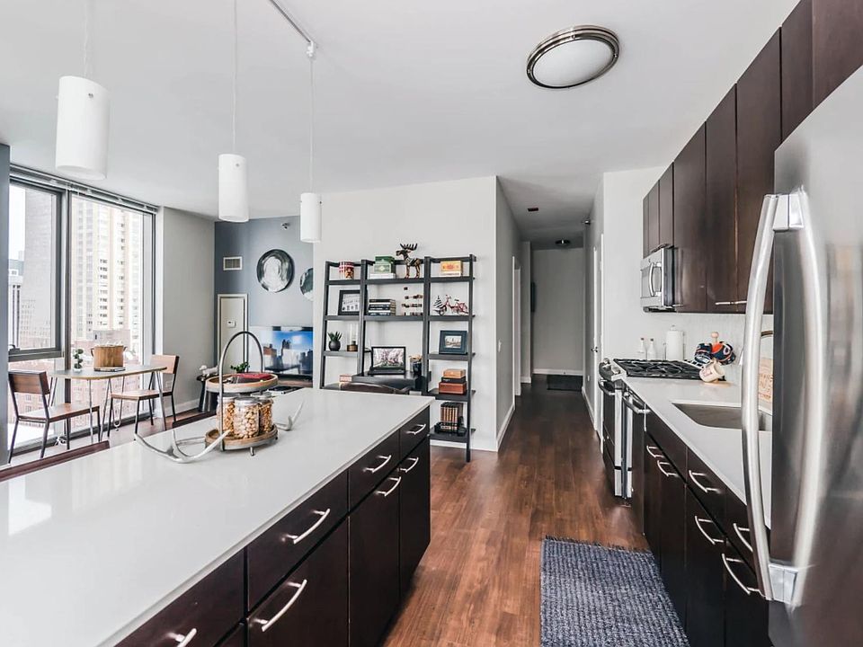 1st image of 10 E Delaware Pl #8C