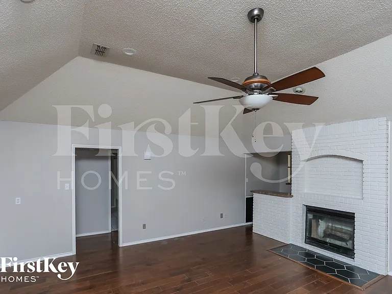 408 Flagstone Dr — Photo 2