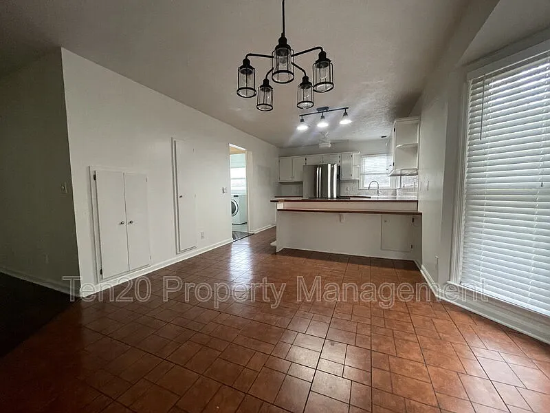 3 bed, 2.0 bath, 1750 sqft, $1,900 — Photo 3