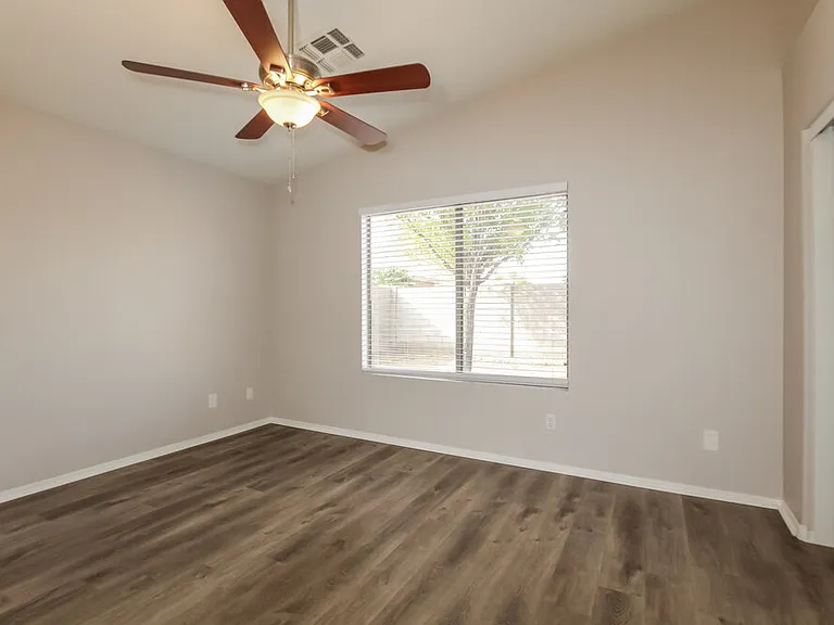 8740 W Loma Ln — Photo 8