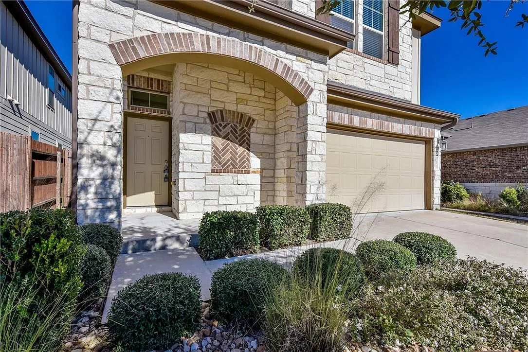 3 bed, 2.5 bath, 1977 sqft, $2,155 — Photo 2