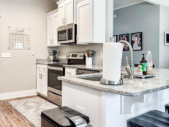 4th image of 1213 Columbus Dr