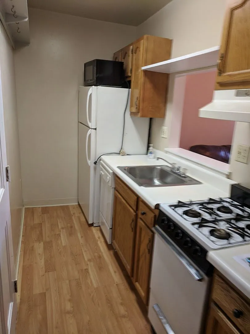 @bedrrom apartment in South Oakland — Photo 2