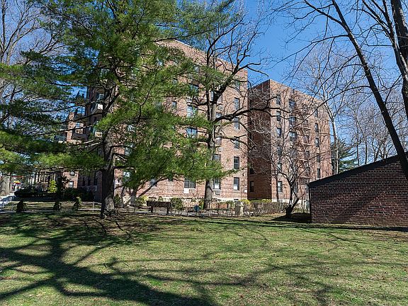 3rd image of 8035 Springfield Blvd APT 1E