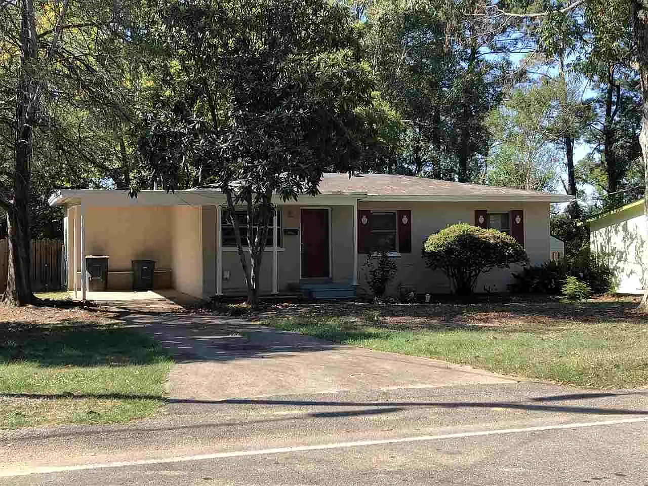 3 bed, 1.0 bath, 888 sqft, $1,350 — Photo 1