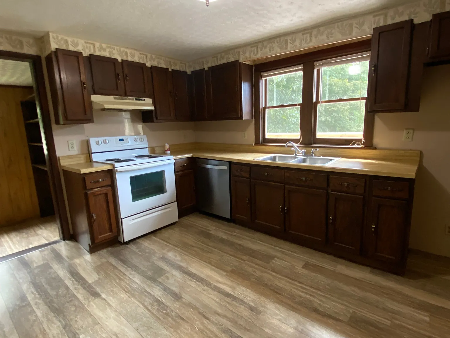 3 bed, 1.0 bath, 1650 sqft, $1,350 — Photo 4