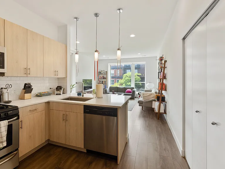 1509 N Western Ave #203 — Photo 2