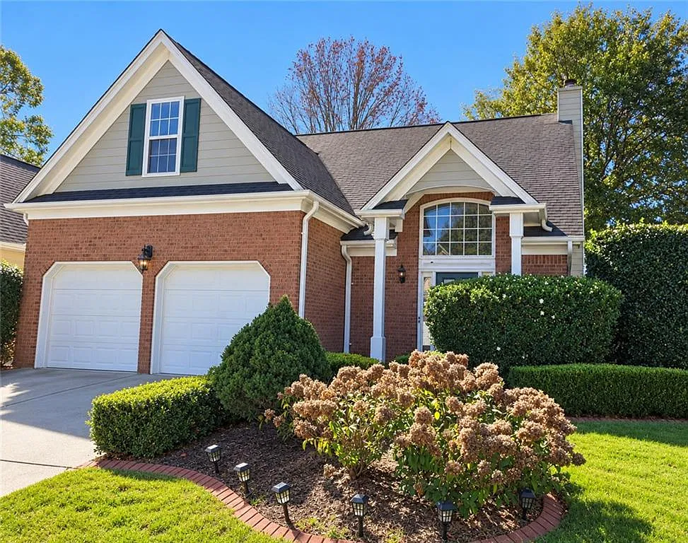 4 bed, 2.5 bath, 2101 sqft, $2,400 — Photo 2