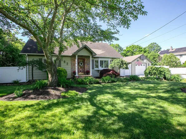 102 Greenport Ave, Medford, NY 11763