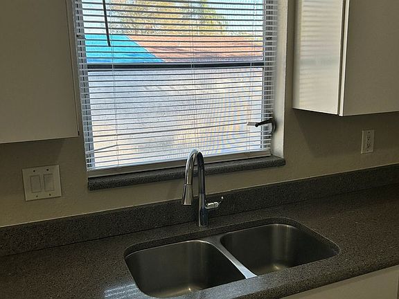 5th image of 2104 W Henry Ave