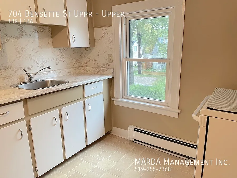 Spacious 1+1 Bed/1 Bath Upper Apt + Hydro! — Photo 4