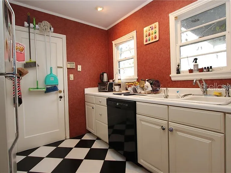 417 E Gore St — Photo 13