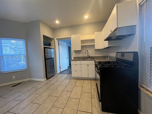3rd image of 1096 Van Dyke St APT 103