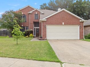 903 Summerbrook Dr, Euless, TX 76040