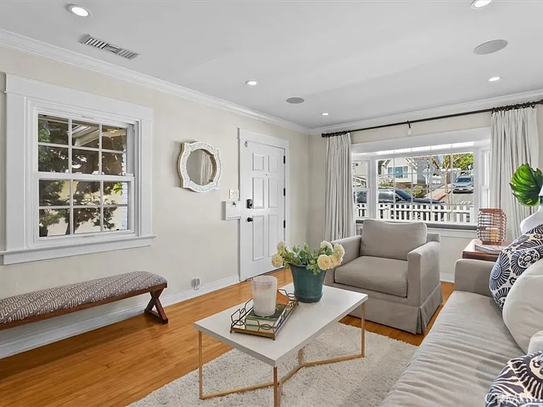 830 Sheldon St — Photo 2