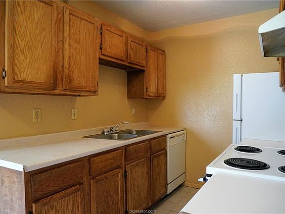 3rd image of 1502-1504 Alpine Cir #A-d