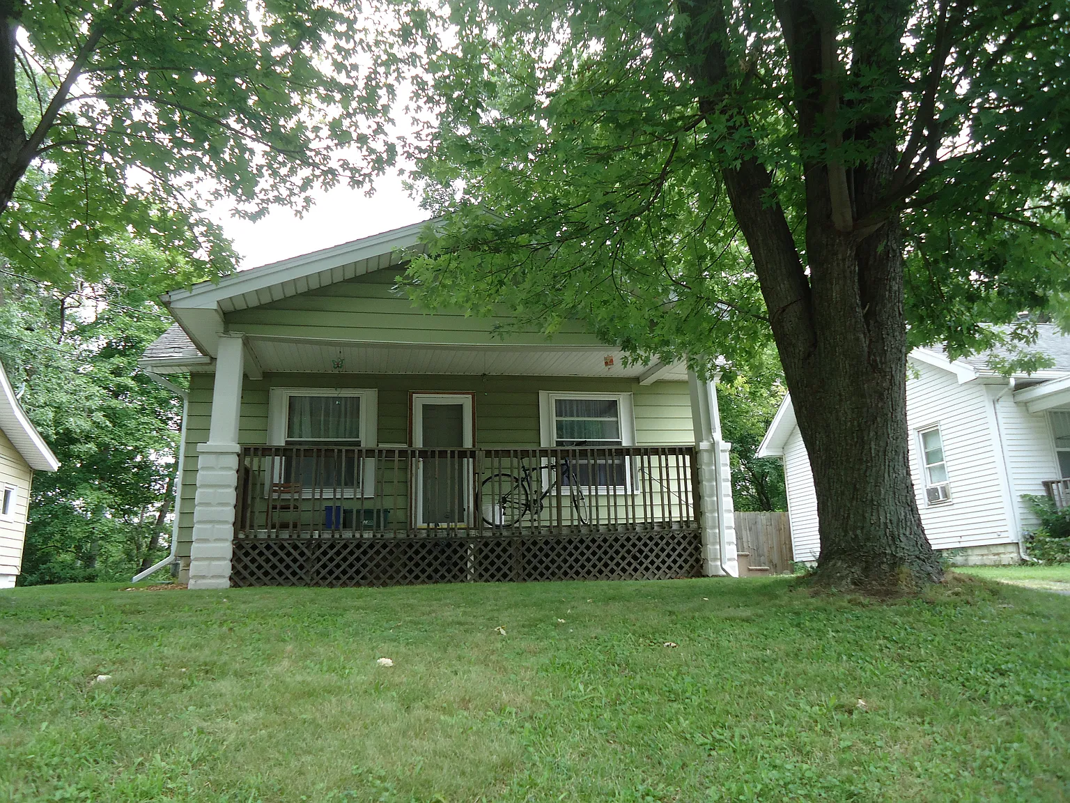 2004 N Ellis St photo 1