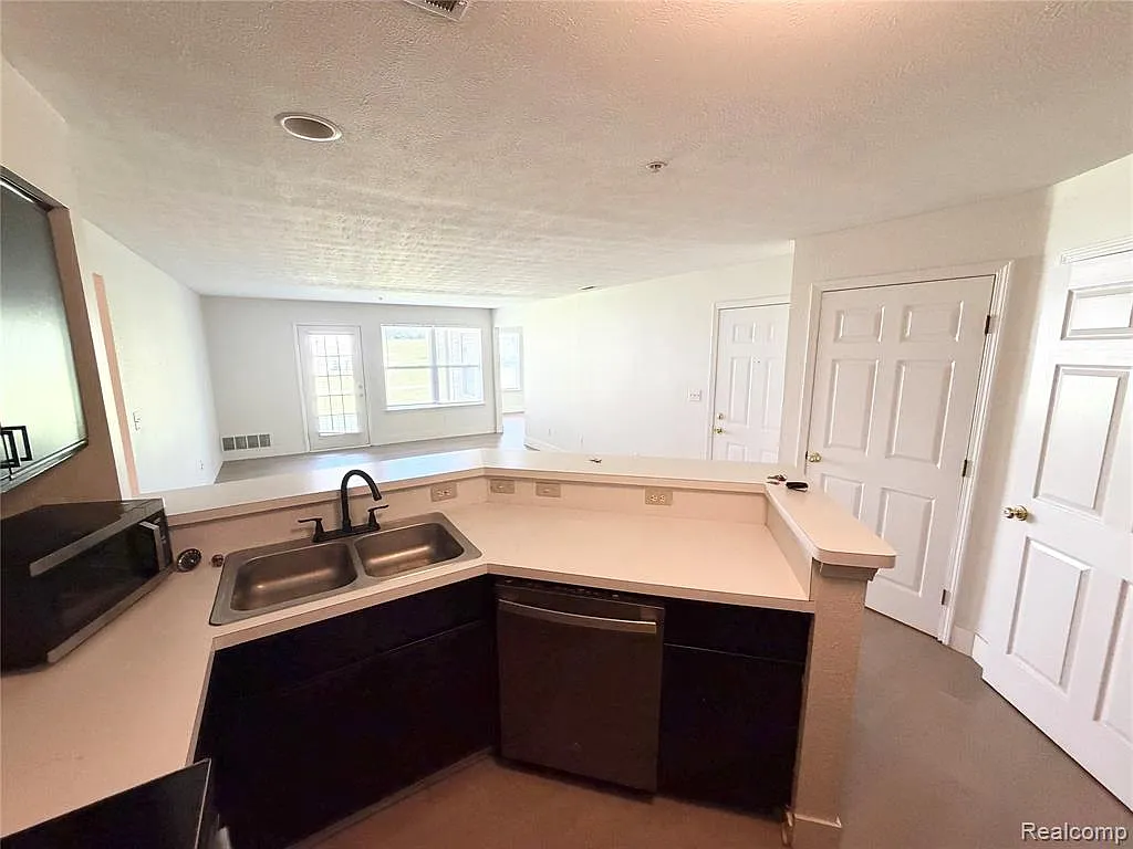 2 bed, 2.0 bath, 1222 sqft, $1,950 — Photo 2