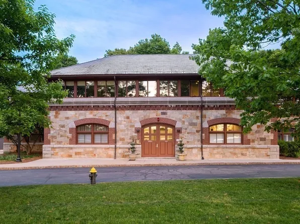 2430 Beacon St Unit 202, Chestnut Hill, MA 02467