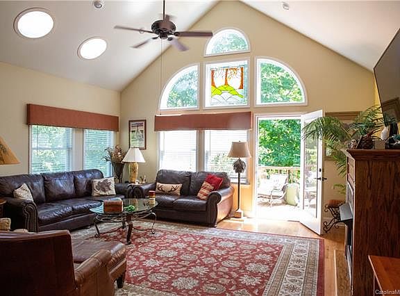 4th image of 144 Carriage Summitt Way