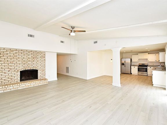 5th image of 2207 Woodglen Dr
