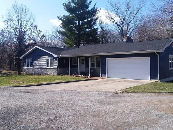 102 Sherwood Dr, Carlinville, IL 62626