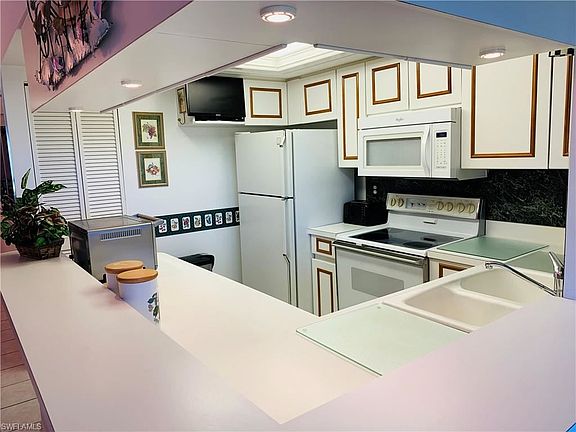 4th image of 5825 Trailwinds Dr APT 421