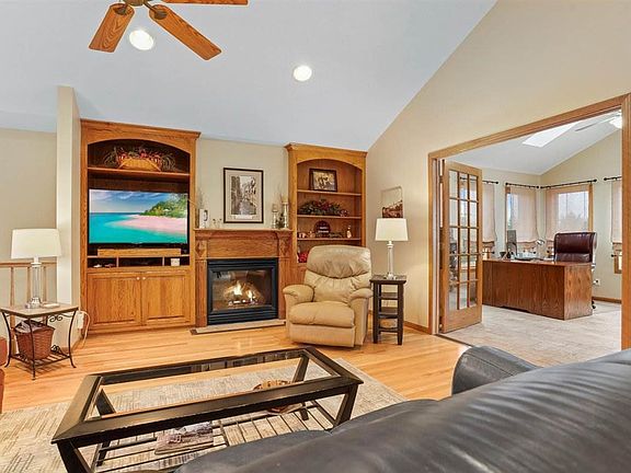 5th image of 801 10th St SE