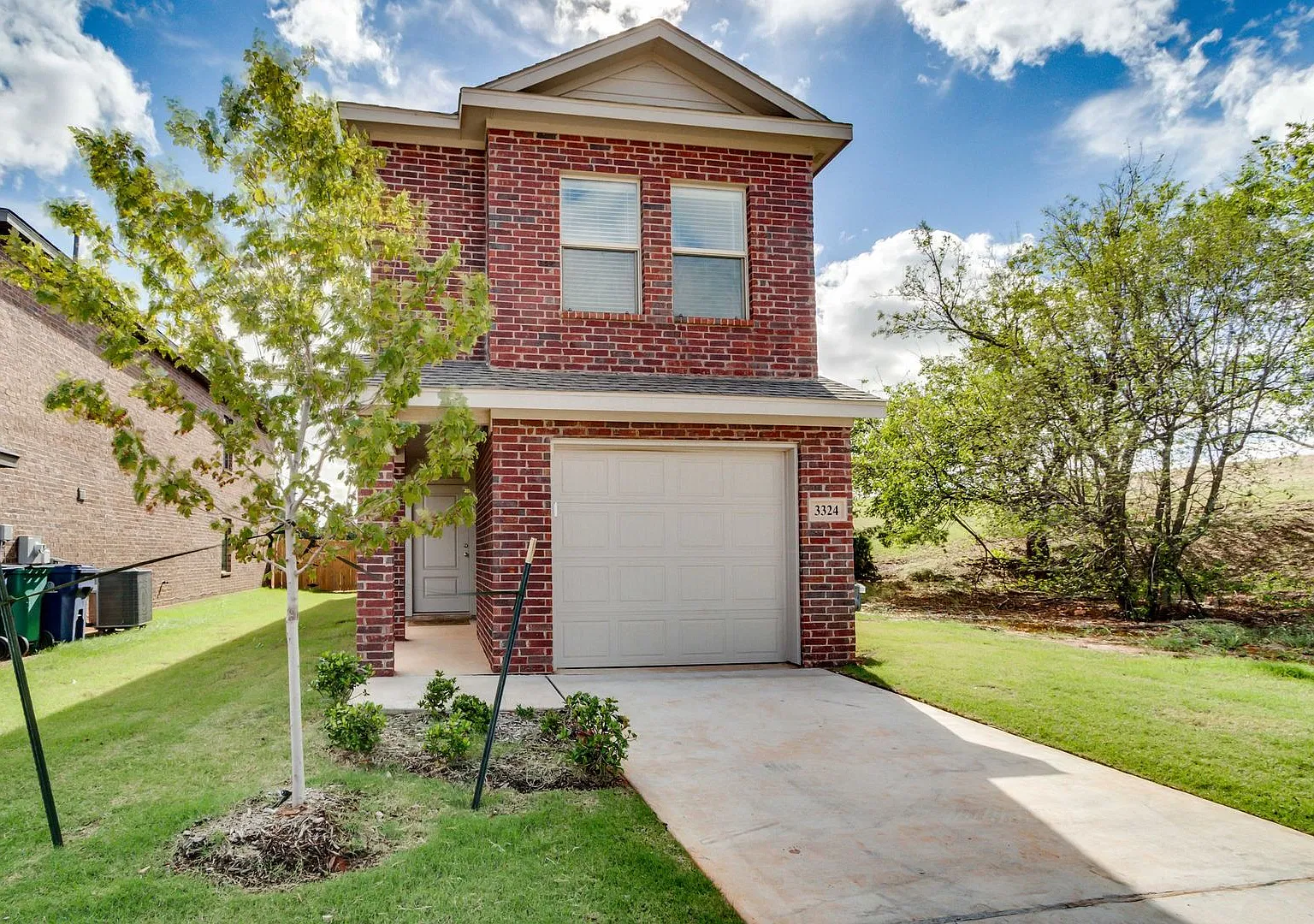 Four bed house in Parkway Square, Edmond schools — Photo 1