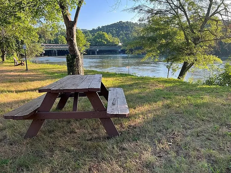 1138 Riverbend Club Dr SE — Photo 18