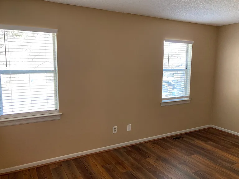 436 Queensway Rd — Photo 34