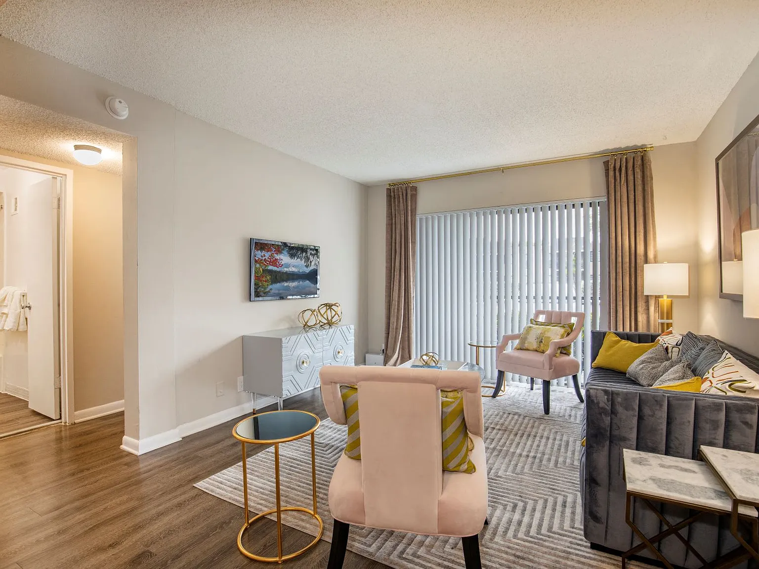 Del Oro Apartment Homes — Photo 3