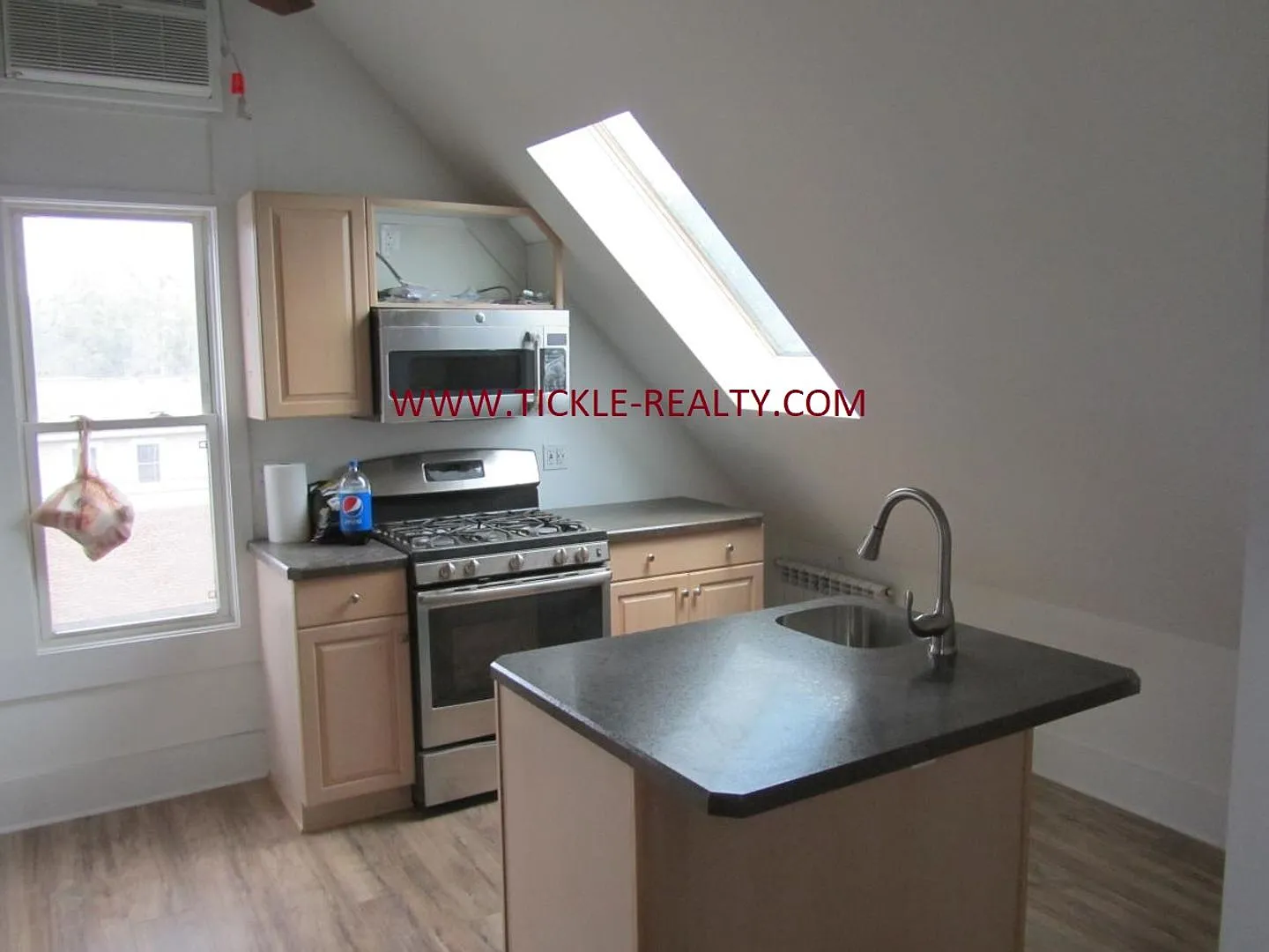 784 University — Photo 3