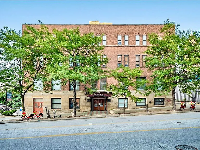 1133 W 9th Street — Photo 42