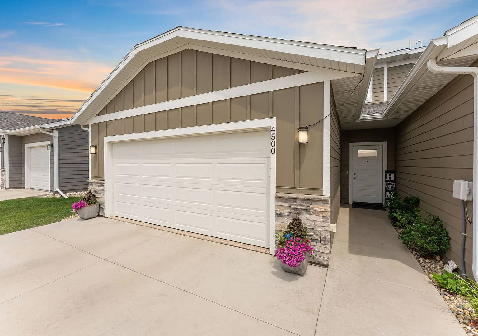 Spacious 3-Bedroom End-Unit Townhome with Main-Level Primary Suite! — Photo 3