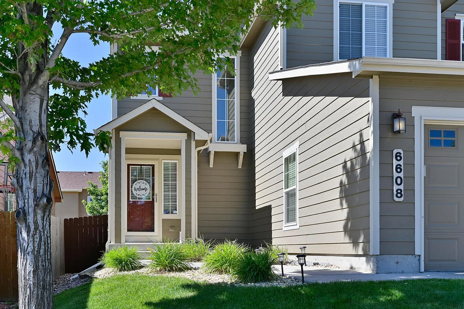 4 bed, 3.5 bath, 2425 sqft, $2,300 — Photo 2