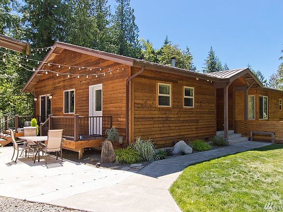 This photo shows access to the mud room which has room for your favorite pet and more than ample laundry facilities!