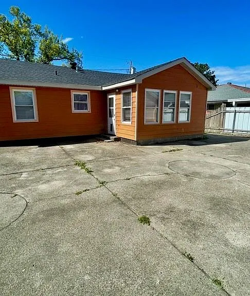 2329 Lyndell Dr — Photo 15