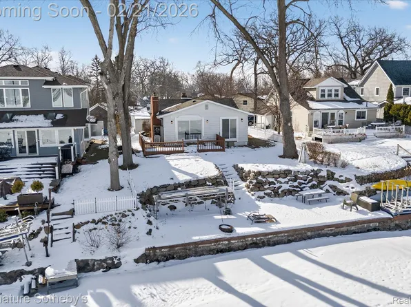 6832 Brightwood Ct, Waterford, MI 48327