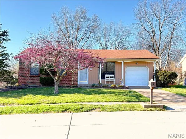 1261 Trails Dr, Fenton, MO 63026