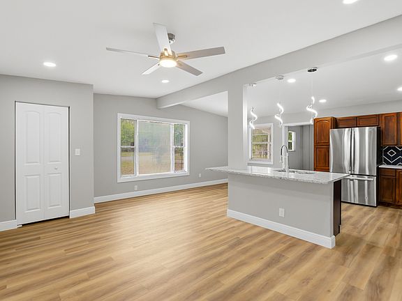 4th image of 937 La Marche Dr