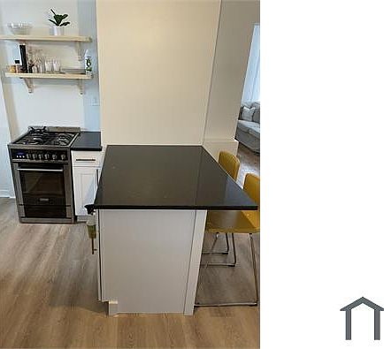 4th image of 898 6th St E #1