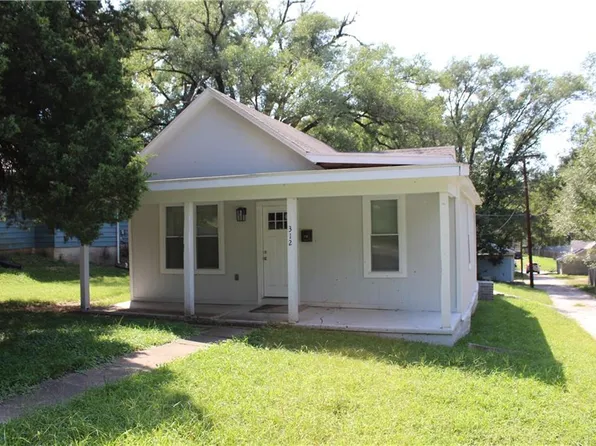 312 S 10th St, Leavenworth, KS 66048