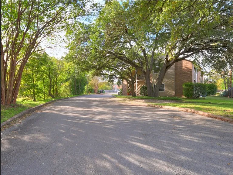 6102 Hill Forest Dr — Photo 9