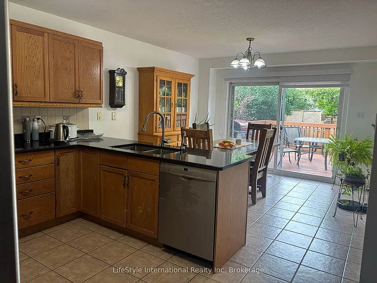 41 Camm Cres — Photo 7