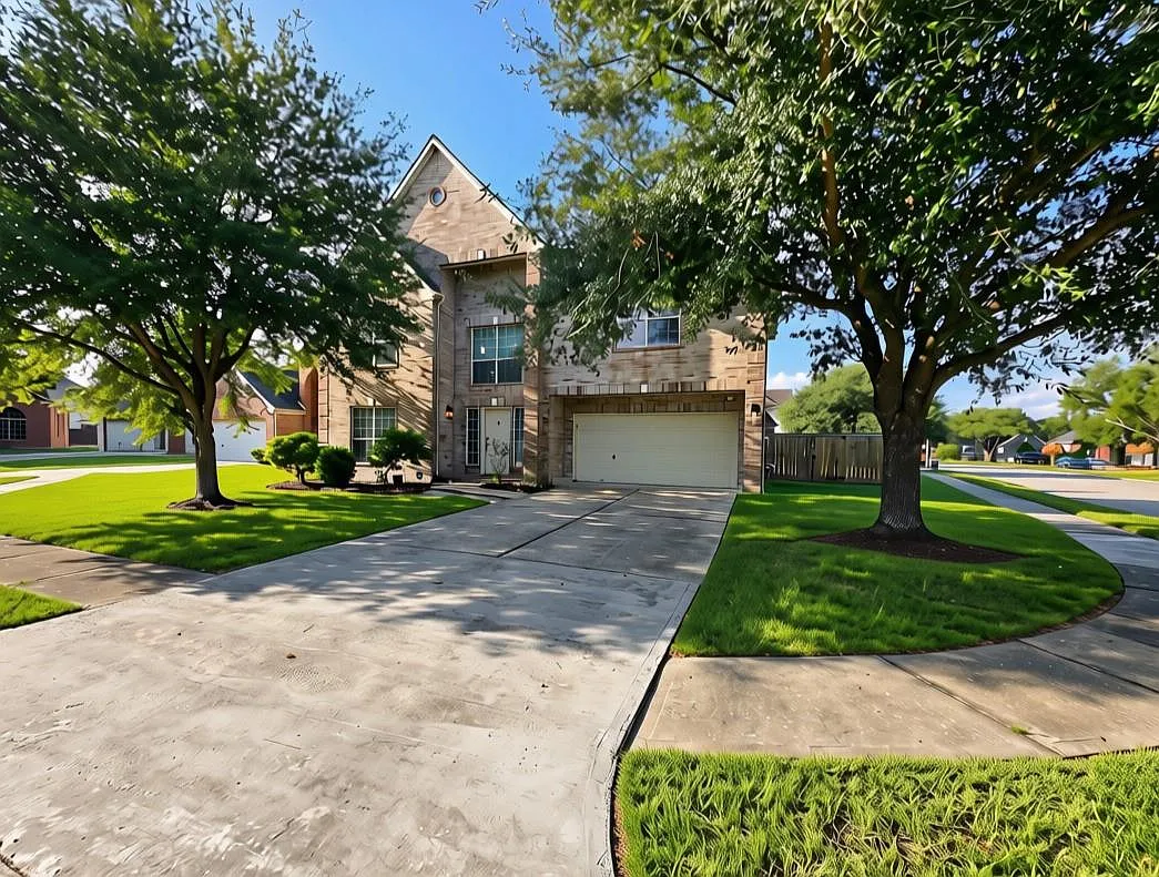 4 bed, 2.5 bath, 2622 sqft, $2,600 — Photo 2