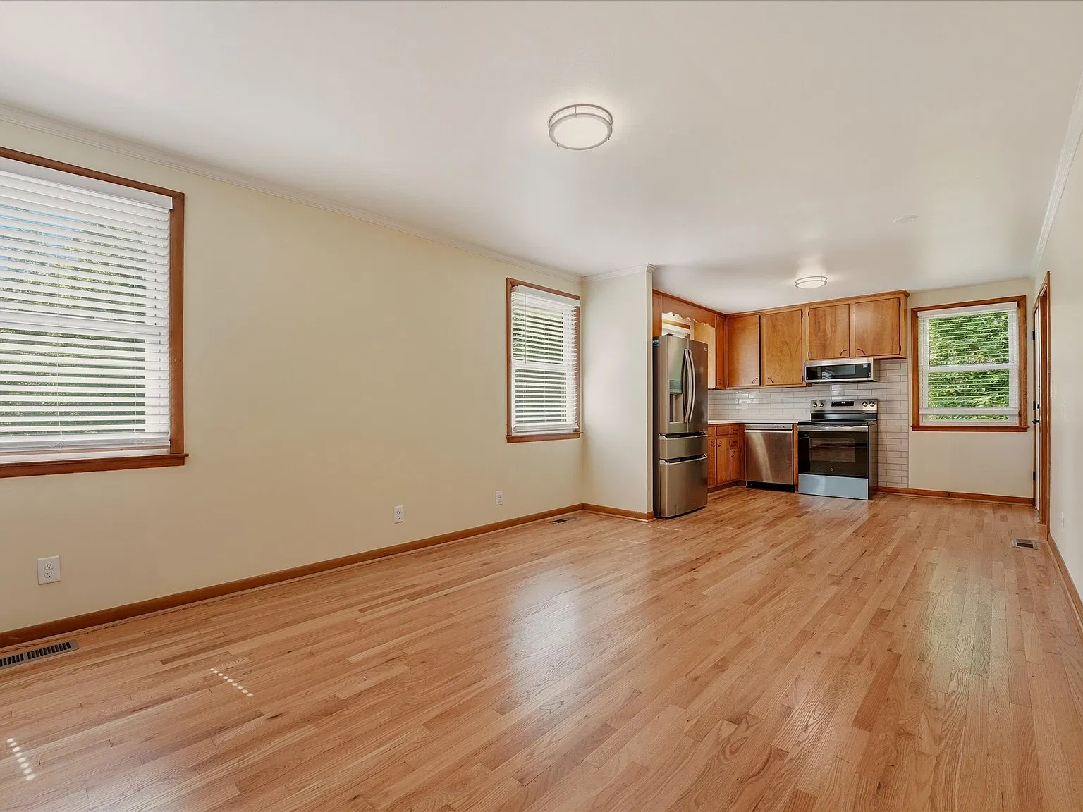 3 bed, 2.0 bath, 1762 sqft, $2,400 — Photo 3