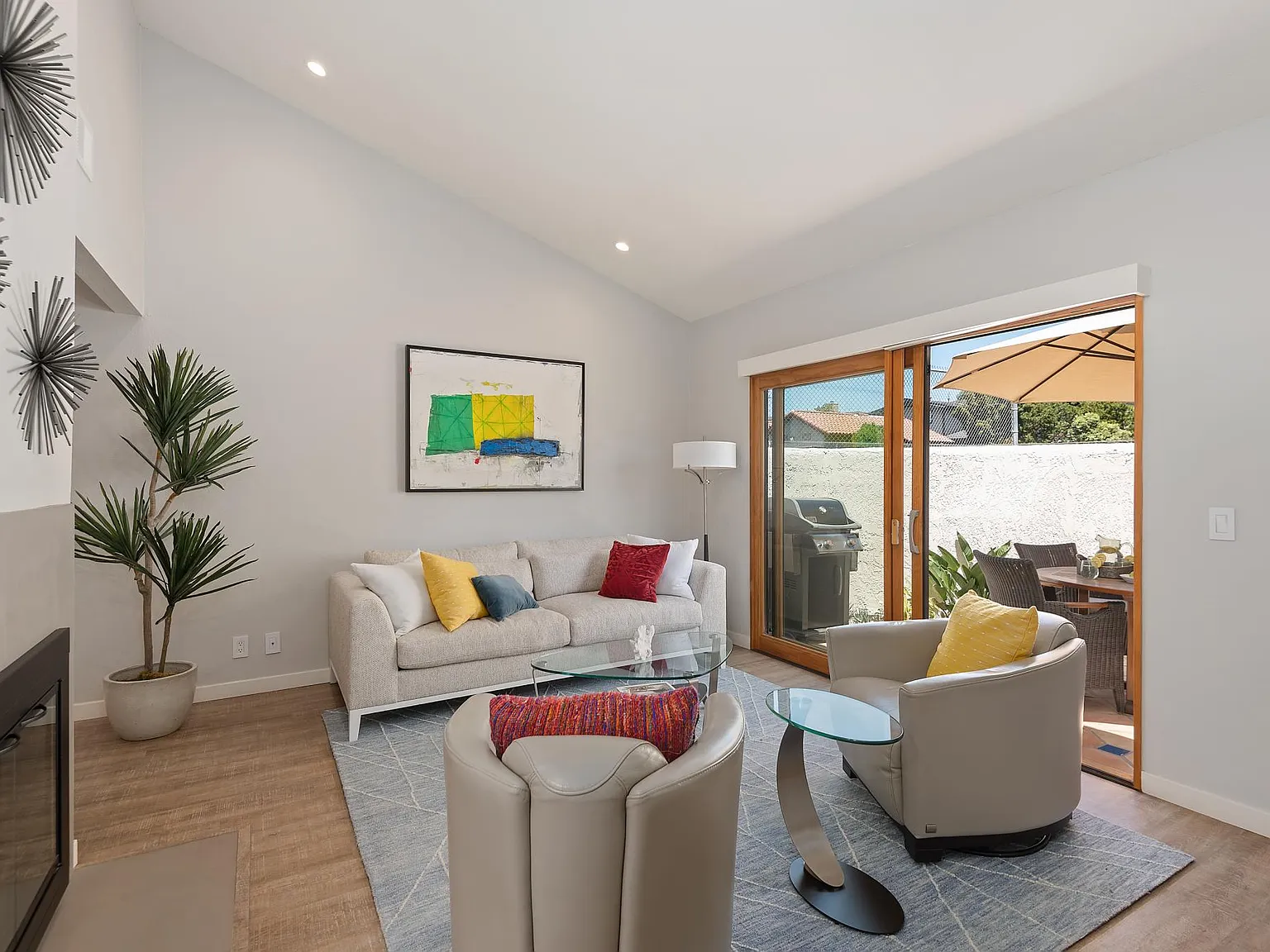 2051 Cliff Dr — Photo 4