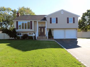 123 Hayrick Ln, Commack, NY 11725